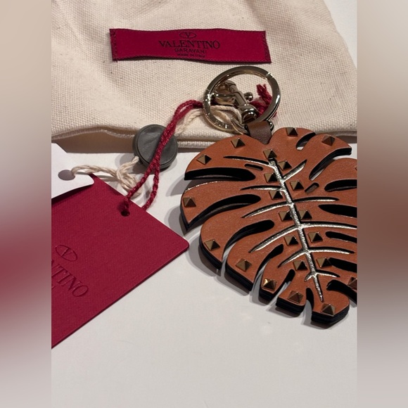 NWT $567  Valentino Rockstud Leaf Leather Bag Charm/Keychain - Picture 6 of 16